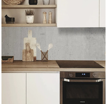 Scenă de bucătărie cu fundal de beton, blat de lucru din lemn și dulapuri albe