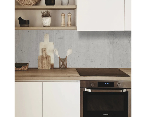 Scenă de bucătărie cu fundal de beton, blat de lucru din lemn și dulapuri albe