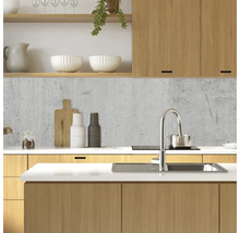 Scenă de bucătărie cu chiuvetă, blat de lucru și dulapuri din lemn