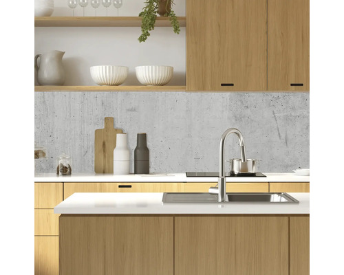 Scenă de bucătărie cu chiuvetă, blat de lucru și dulapuri din lemn