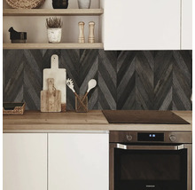 Scenă de bucătărie cu panouri de perete cu model de lemn, blat și electrocasnice de bucătărie