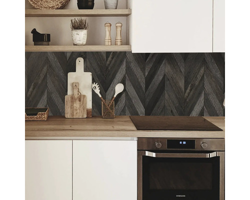 Scenă de bucătărie cu panouri de perete cu model de lemn, blat și electrocasnice de bucătărie