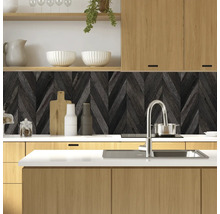 Scenă de bucătărie cu dulapuri din lemn și fundal în model herringbone