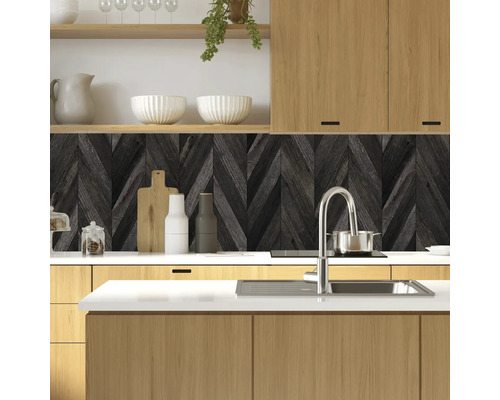 Scenă de bucătărie cu dulapuri din lemn și fundal în model herringbone