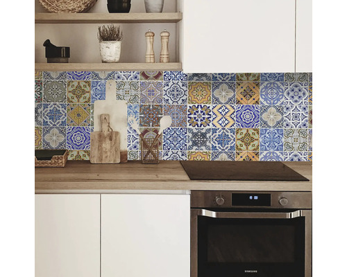 Scenă de bucătărie cu autocolante de faianță ca protecție împotriva stropilor