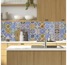 Scenă de bucătărie cu chiuvetă, blat și faianță de perete în design patchwork.