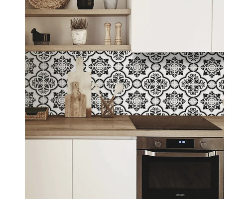 Scenă de bucătărie cu autocolante decorative pentru faianță deasupra blatului