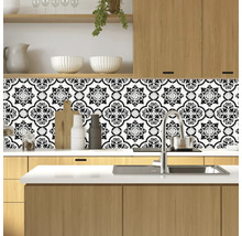 Scenă de bucătărie cu spate de țiglă cu model alb-negru