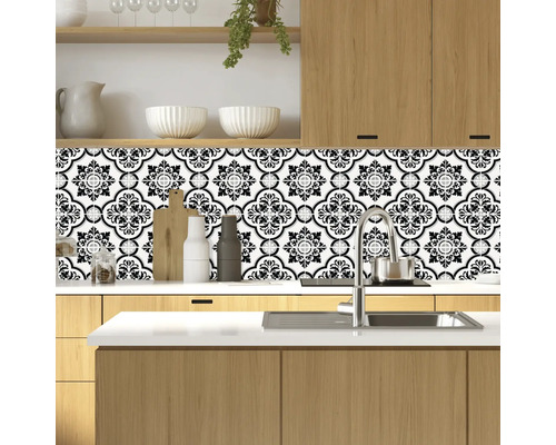 Scenă de bucătărie cu spate de țiglă cu model alb-negru