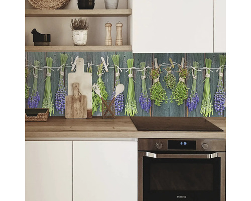 Protecție perete bucătărie cu motiv de plante aromatice deasupra plitei