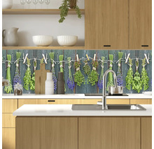 Protecție perete bucătărie cu motiv de ierburi într-o bucătărie modernă