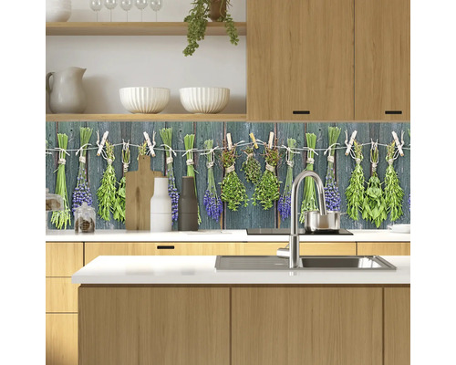 Protecție perete bucătărie cu motiv de ierburi într-o bucătărie modernă