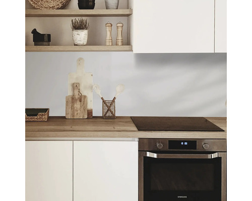 Scenă de bucătărie cu blat, plită și cuptor