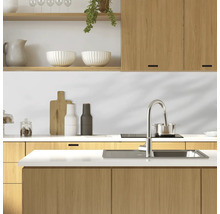 Scenă de bucătărie cu chiuvetă, robinet și elemente din lemn