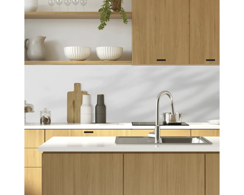 Scenă de bucătărie cu chiuvetă, robinet și elemente din lemn