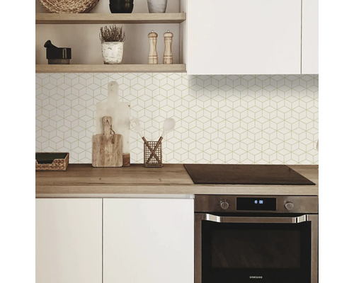 Scenă de bucătărie cu modele geometrice de faianță și ustensile de gătit