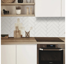 Scenă de bucătărie cu plăci albe în zig-zag pe perete.