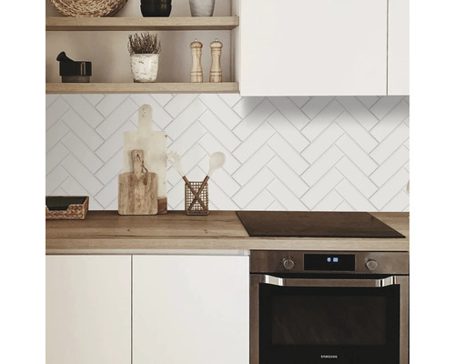 Scenă de bucătărie cu plăci albe în zig-zag pe perete.