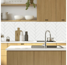 Bucătărie luminoasă cu plăci de faianță cu model herringbone, chiuvetă și elemente din lemn