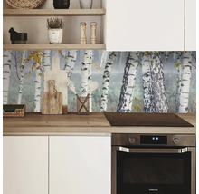 Scenă de bucătărie cu bucătărie încorporată albă, blat de lucru din lemn și perete posterior cu motiv de pădure de mesteacăn