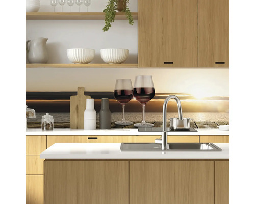 Scenă de bucătărie cu chiuvetă, robinet, pahare, veselă și elemente din lemn