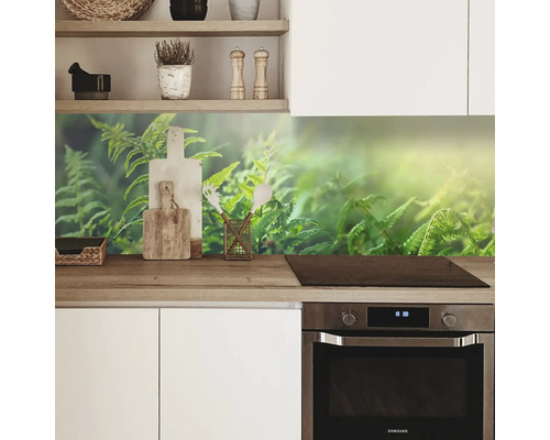 Panou de protecție pentru bucătărie cu motiv floral deasupra aragazului