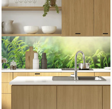 Protecție perete bucătărie cu motiv floral într-o bucătărie modernă