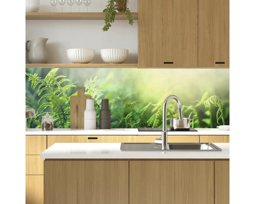 Protecție perete bucătărie cu motiv floral într-o bucătărie modernă