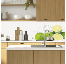 Protecție perete bucătărie cu motiv de lămâi verzi într-o bucătărie modernă