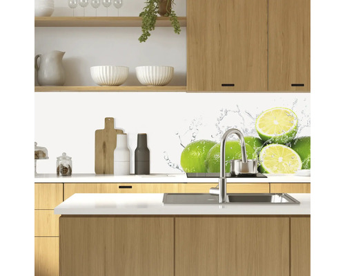 Protecție perete bucătărie cu motiv de lămâi verzi într-o bucătărie modernă