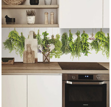 Scenă de bucătărie cu ierburi atârnate ca decor