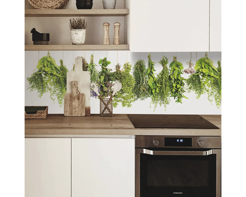 Scenă de bucătărie cu ierburi atârnate ca decor