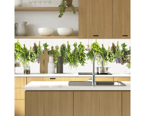 Scenă de bucătărie cu panou de perete cu motiv de plante aromatice, chiuvetă și ustensile de bucătărie