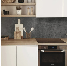 Scenă de bucătărie cu dulapuri albe, blat de lucru din lemn și perete posterior gri