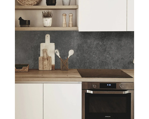 Scenă de bucătărie cu dulapuri albe, blat de lucru din lemn și perete posterior gri