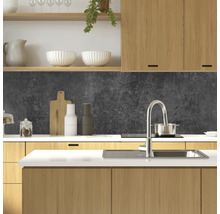 Bucătărie modernă cu dulapuri din lemn, chiuvetă și ustensile de bucătărie