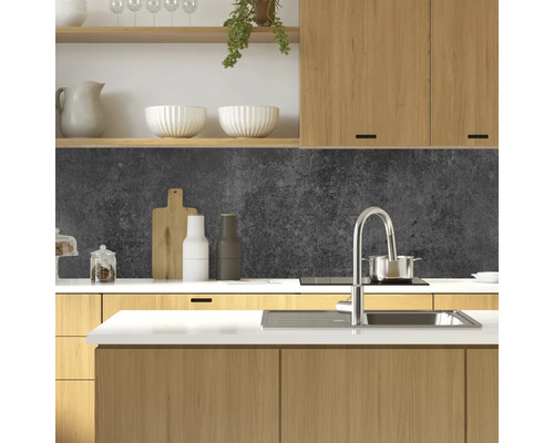 Bucătărie modernă cu dulapuri din lemn, chiuvetă și ustensile de bucătărie