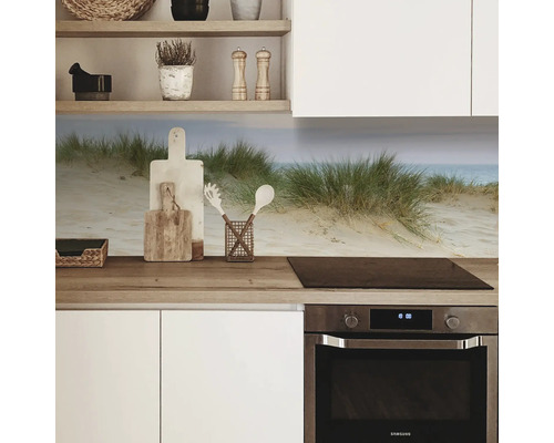 Protecție de perete pentru bucătărie cu motiv de dune în spatele plitei și a chiuvetei.