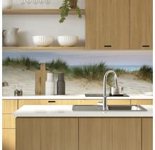 Bucătărie cu chiuvetă, plită și perete posterior cu motiv de dune