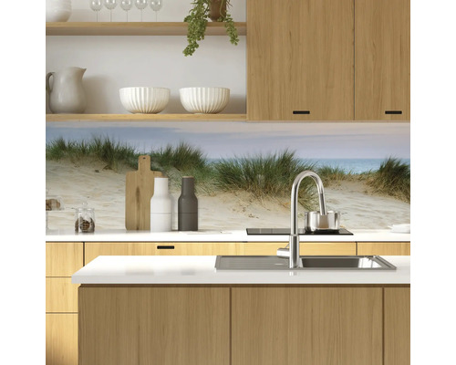 Bucătărie cu chiuvetă, plită și perete posterior cu motiv de dune