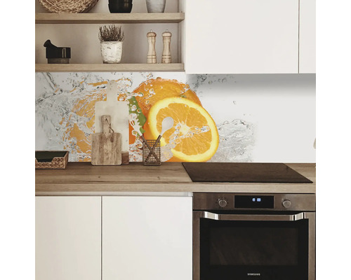 Protecție perete bucătărie cu motiv portocale în spatele aragazului