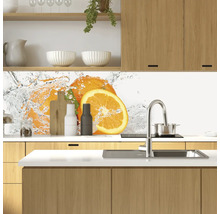 Protecție perete bucătărie cu motiv portocale în bucătărie modernă