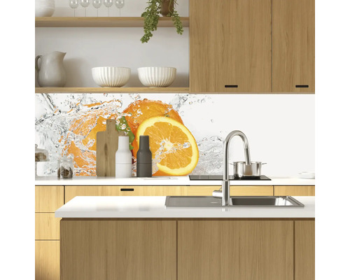 Protecție perete bucătărie cu motiv portocale în bucătărie modernă