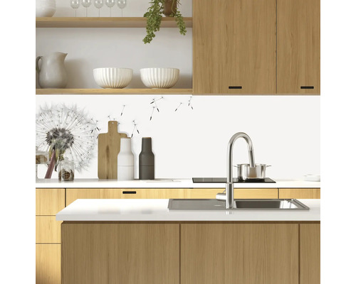 Scenă de bucătărie cu chiuvetă, robinet, plită și ustensile de bucătărie în fața unui fundal de bucătărie cu motiv de păpădie