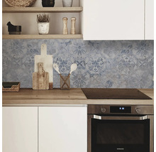 Protecție perete bucătărie cu model de faianță albastră într-o bucătărie modernă