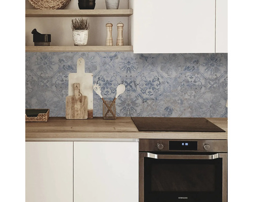 Protecție perete bucătărie cu model de faianță albastră într-o bucătărie modernă
