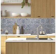 Scenă de bucătărie cu dulapuri din lemn, chiuvetă și plăci decorative ca protecție împotriva stropilor