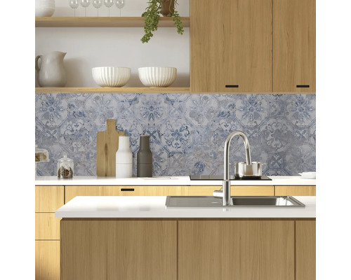 Scenă de bucătărie cu dulapuri din lemn, chiuvetă și plăci decorative ca protecție împotriva stropilor