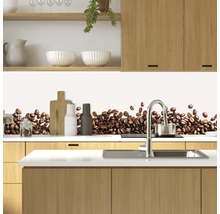 Scenă de bucătărie cu un backsplash de bucătărie cu model de boabe de cafea