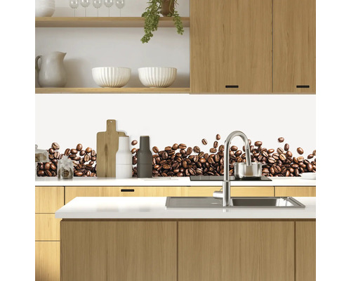 Scenă de bucătărie cu un backsplash de bucătărie cu model de boabe de cafea